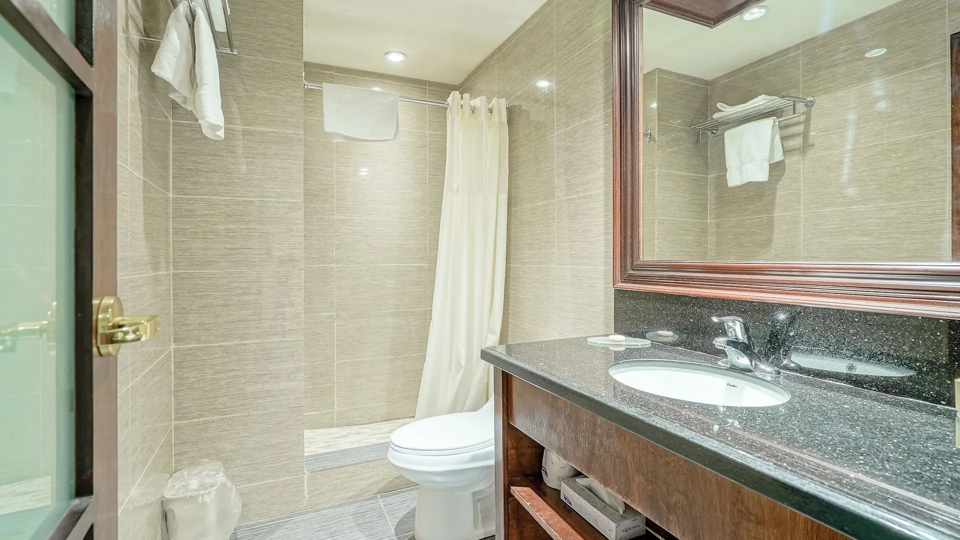 Woodbine Hotel & Suites Toronto