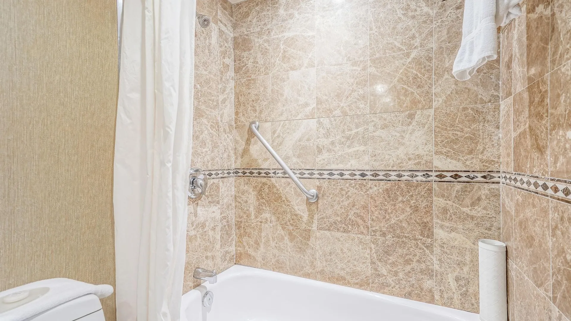 Woodbine Hotel & Suites Toronto