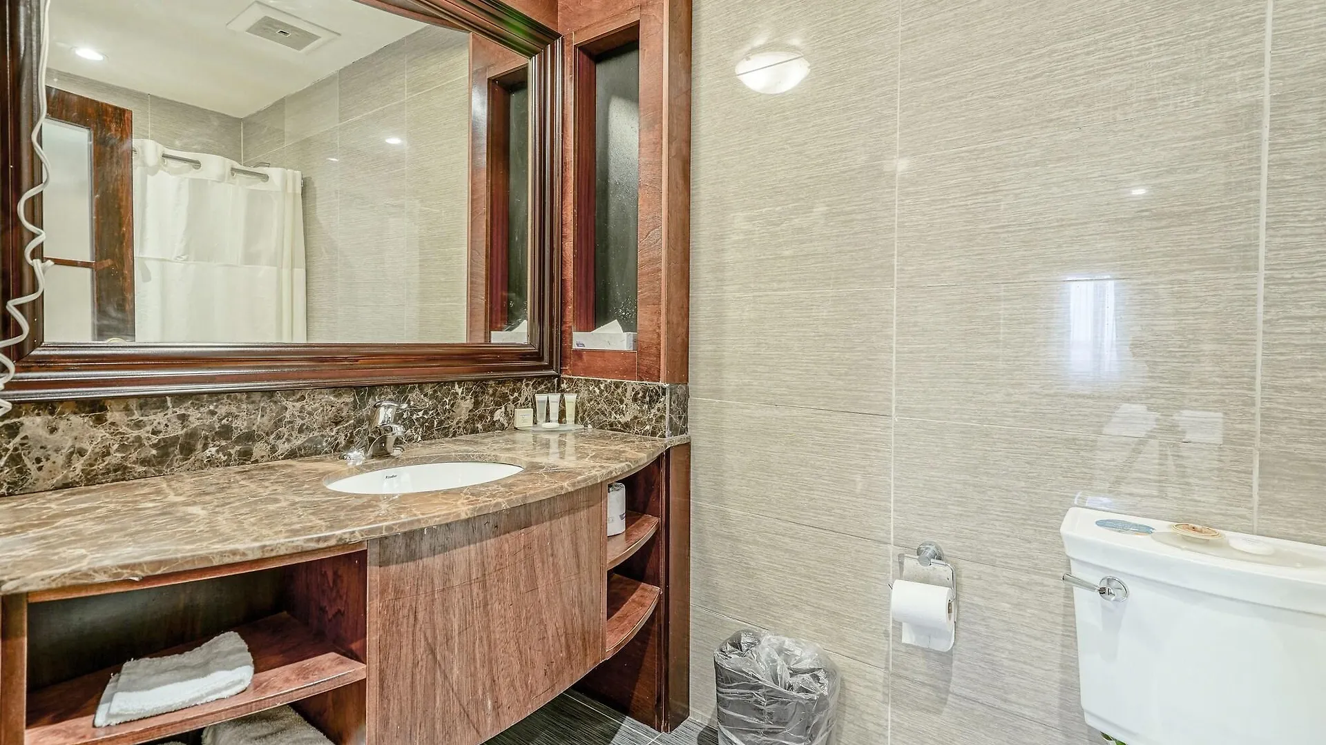 Woodbine Hotel & Suites Toronto