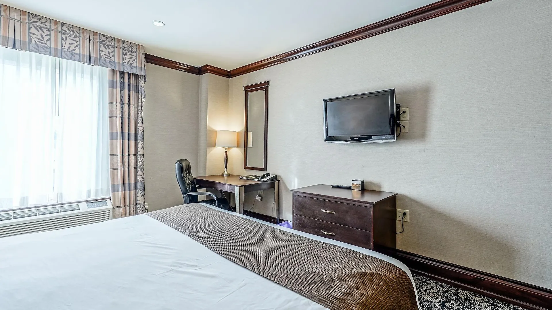 Woodbine Hotel & Suites Toronto