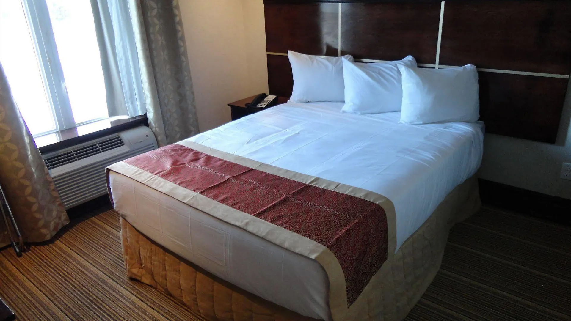 Woodbine Hotel & Suites Toronto
